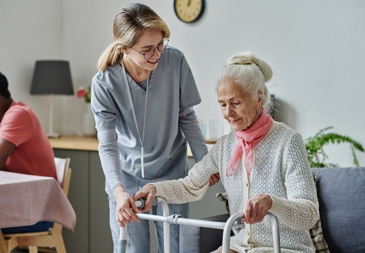 Auxiliaire de vie : un accompagnement crucial pour les personnes âgées - Heyme