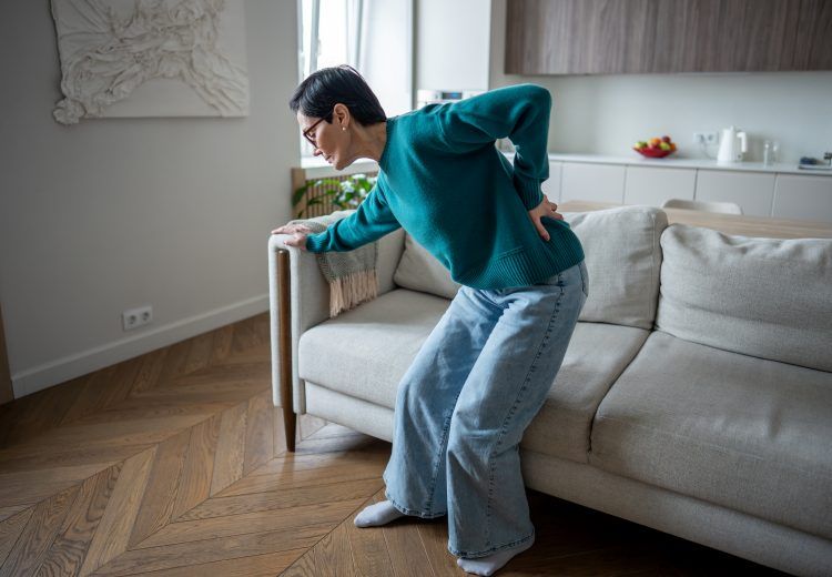 Dos voûté avec l'âge : quelles sont les causes et comment y remédier ? - Heyme