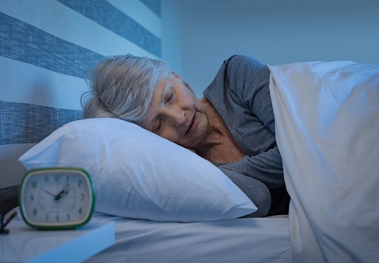 Homéopathie et sommeil du senior : mieux dormir naturellement - Heyme
