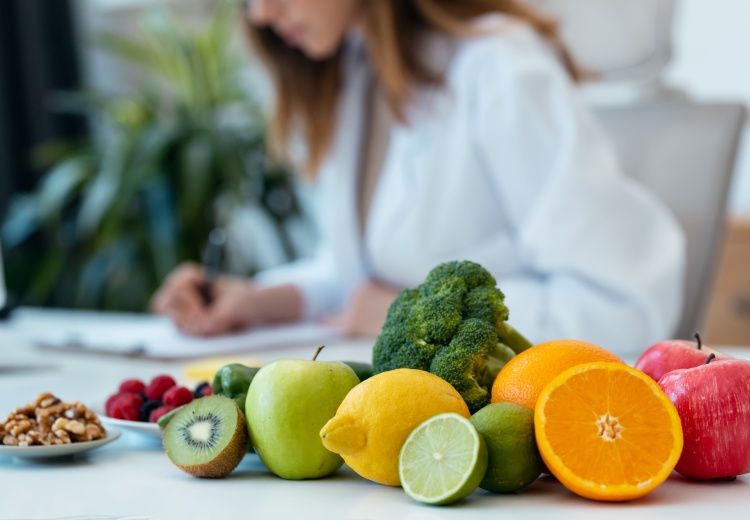 Manger sans sel : les bienfaits du régime hyposodé pour les seniors - Heyme
