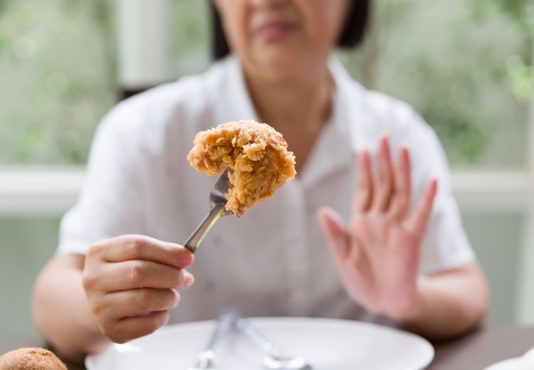 Seniors : les aliments à éviter en cas de cholestérol élevé - Heyme Seniors : les aliments à éviter en cas de cholestérol élevé - Heyme