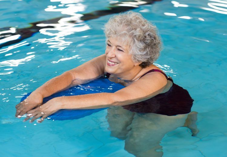 Sport en piscine : quels bénéfices pour les femmes de plus de 70 ans ? - Heyme