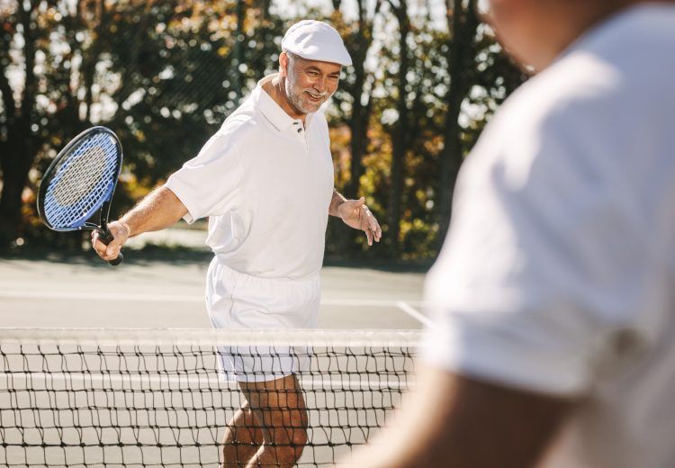 Le tennis senior : un sport complet pour garder la forme et le moral - Heyme